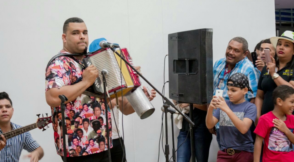 Rolando Ochoa deleitó a los asistentes interpretando la buena música de su padre. 