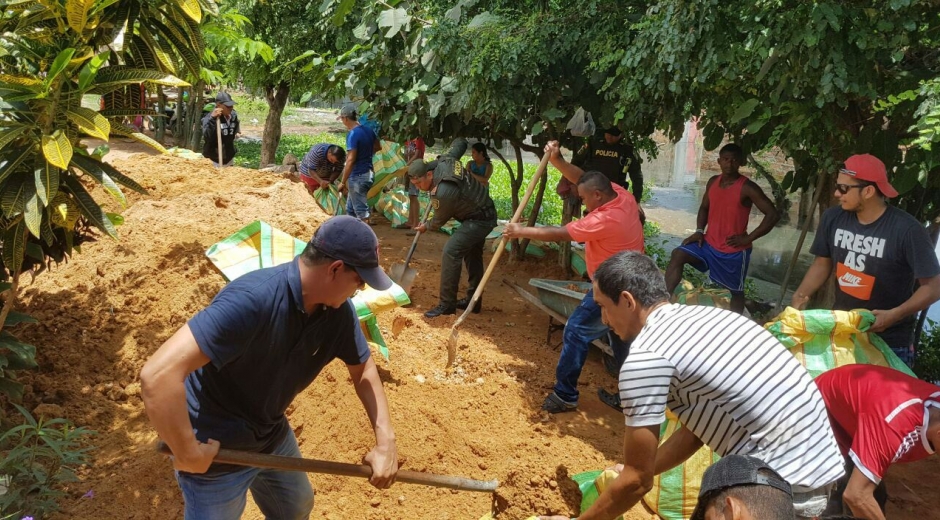 Hacen barricadas para evitar el ingreso de aguas residuales al barrio Santa Rosa.