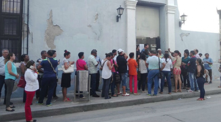 Seguimiento.co Samarios hacen largas filas para reclamar inconsistencias en la factura.