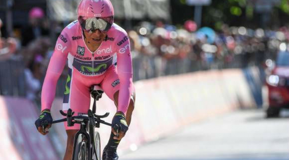 Nairo Quintana sigue del líder del Giro y logró sacarle 15 segundos más de ventaja al holandés. 