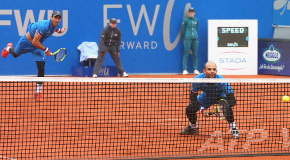 Juan Sebastian Cabal y Robert Farah de Colombia contra Jeremy Chardy y Fabrice Martin de Francve durante su partido final BMW Open por FWU en Munich, Alemania.