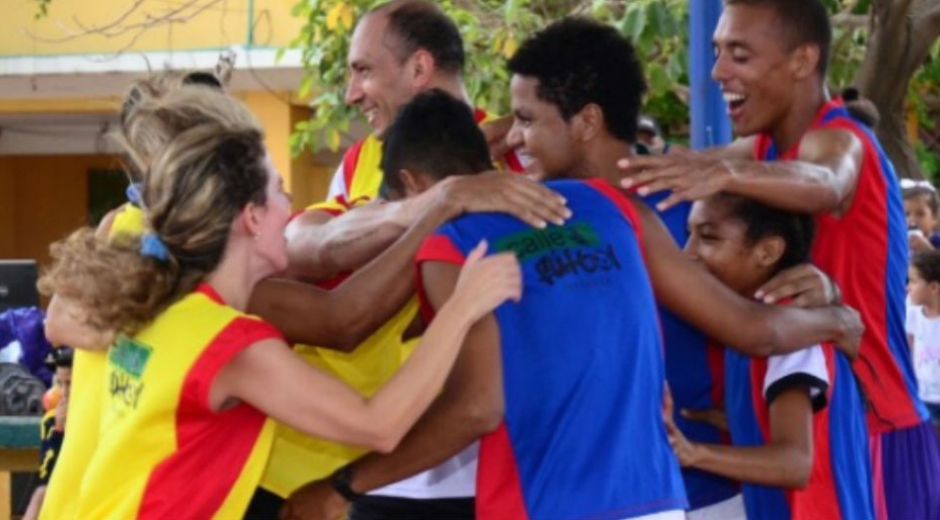 Con un partido de fútbol se inició el Festival.