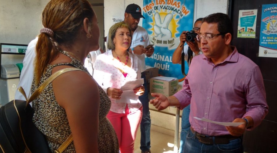 Alcalde Rafael Martínez, acompañado de la secretaria de Salud Blanca Fernández. 