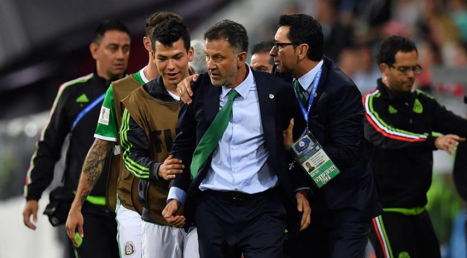 Osorio es sujetado por integrantes del cuerpo técnico y jugadores de la selección de México. 