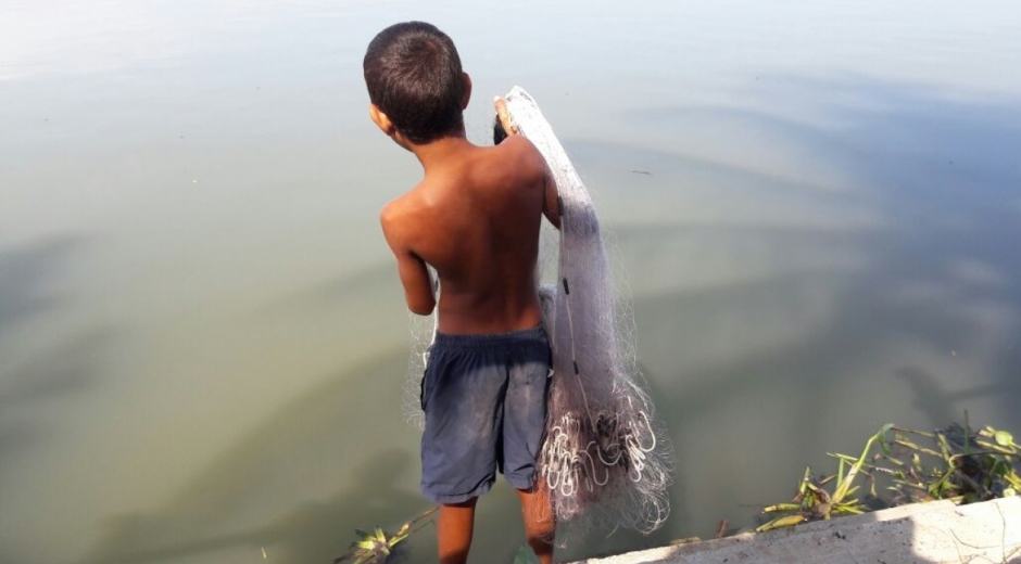 Niño pescador en la laguna de El Guájaro.