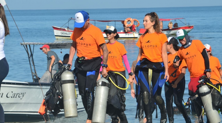 Por primera vez 150 buzos se une para realizar una limpieza submarina en las playas de Santa Marta.