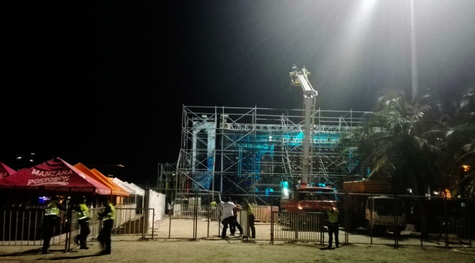 Eran las 10 de la noche del pasado viernes y todavía se encontraban ultimando detalles en la tarima de la serenata del mar.