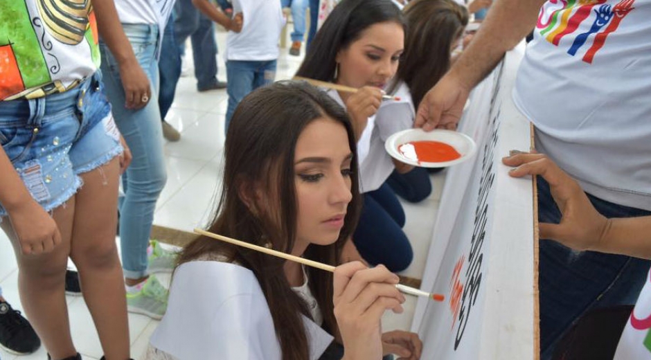 Las candidatas al XX Imperialato Nacional de La Cumbia dibujando la Bandera de la Paz.