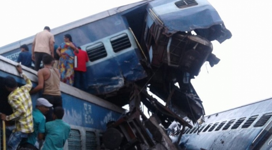 Improvisados socorristas intentan rescatar a los heridos en el descarrilamiento del tren. 