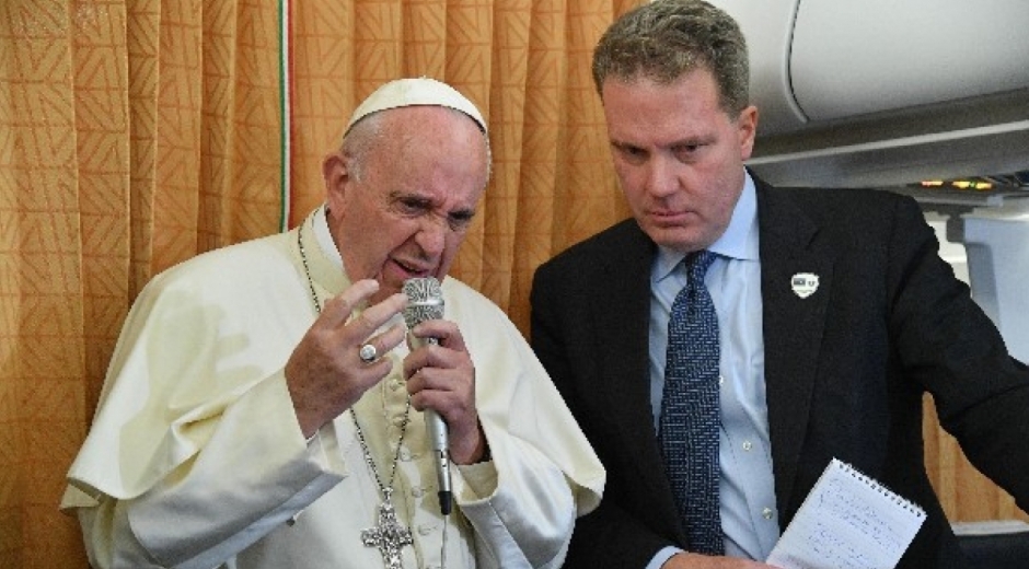 El Papa Francisco y el portavoz del Vaticano, Greg Burke.