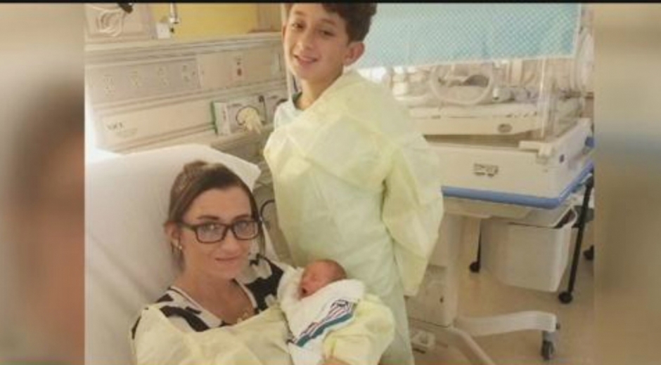 Jayden, su madre Ashley y su hermano Daxx en la clínica a donde fueron remitidos.