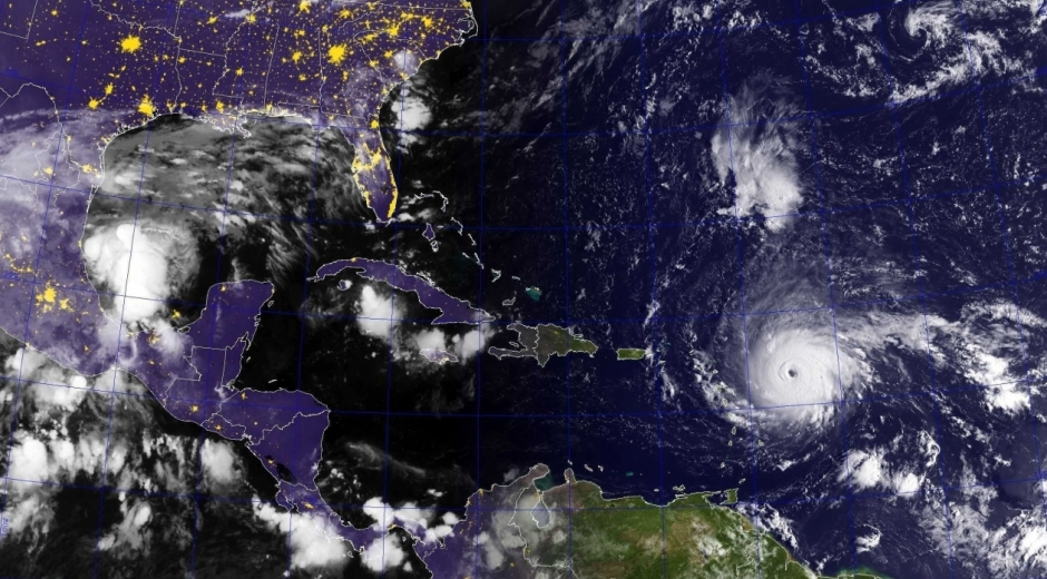 A esta hora el huracán avanza en dirección norte-noroeste a una velocidad de 24 kilómetros por hora .
