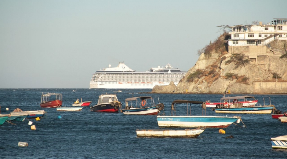 El crucero de la línea Oceania Cruises saliendo del Puerto. 