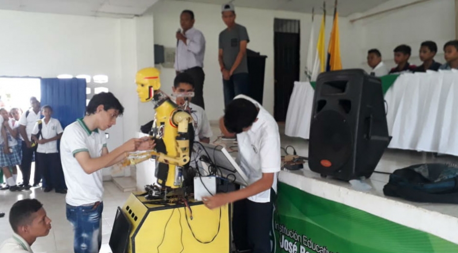 El robot fue ingeniado por el docente David Mendoza.