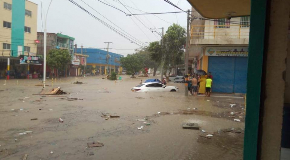 La carrera 19 se inundó por el fuerte aguacero del martes. 