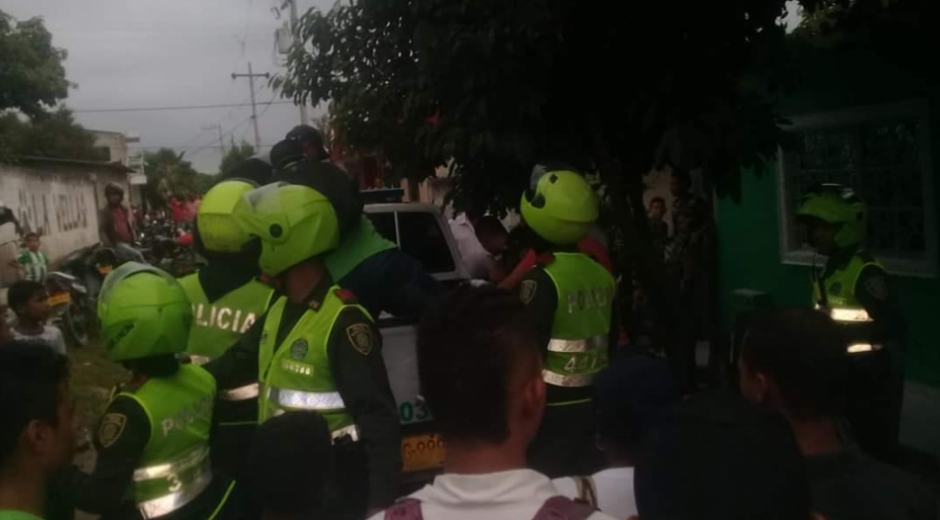 Archivo. Policías intentando controlar la situación de orden público.