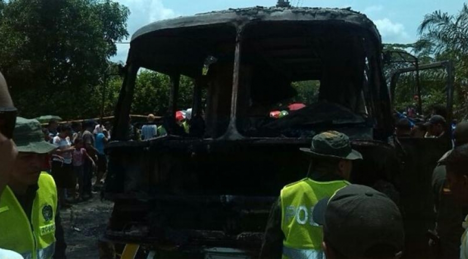 El bus se incendió porque el chofer intentó encenderlo echándole gasolina al carburador siendo un vehículo de gas.