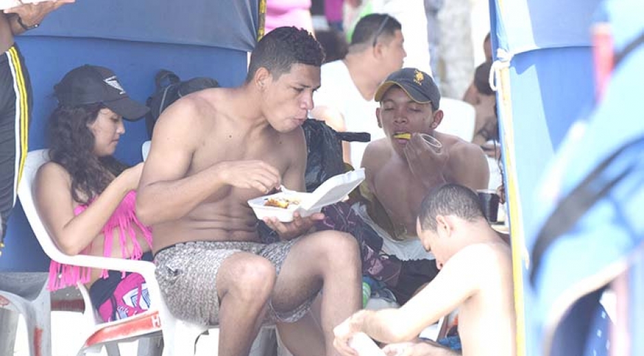 El consumo de alimentos y bebidas en las playas de Santa Marta está prohibido. 