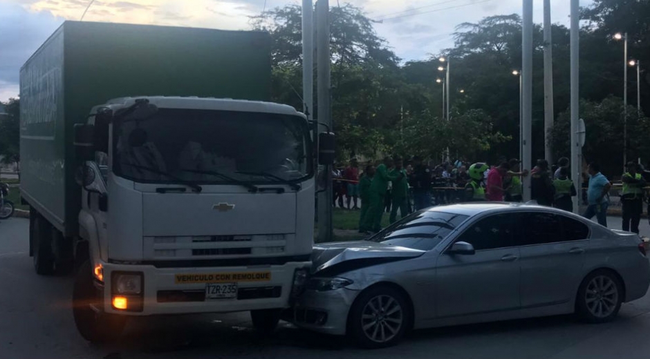 El carro de la víctima chocó con un camión de Servientrega.