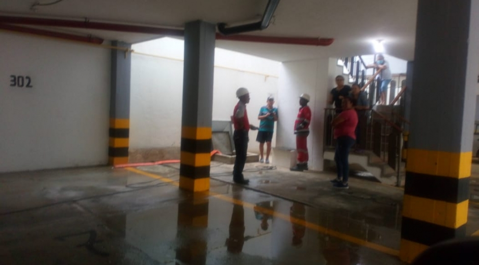 Personal de Veolia atiende la emergencia que se presentó en la alberca de un edificio en el Rodadero.