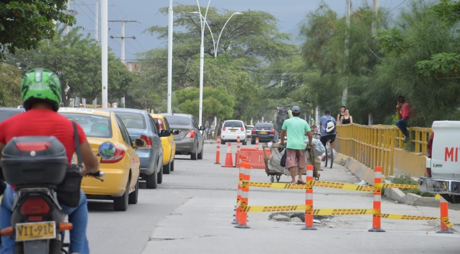 Seguimiento.co La vía tiene huecos y hundimiento de placa.