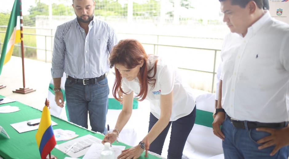 La gobernadora del Magdalena, Rosa Cotes, firmó el acta de inicio del proyecto de gasificación en Nueva Granada.