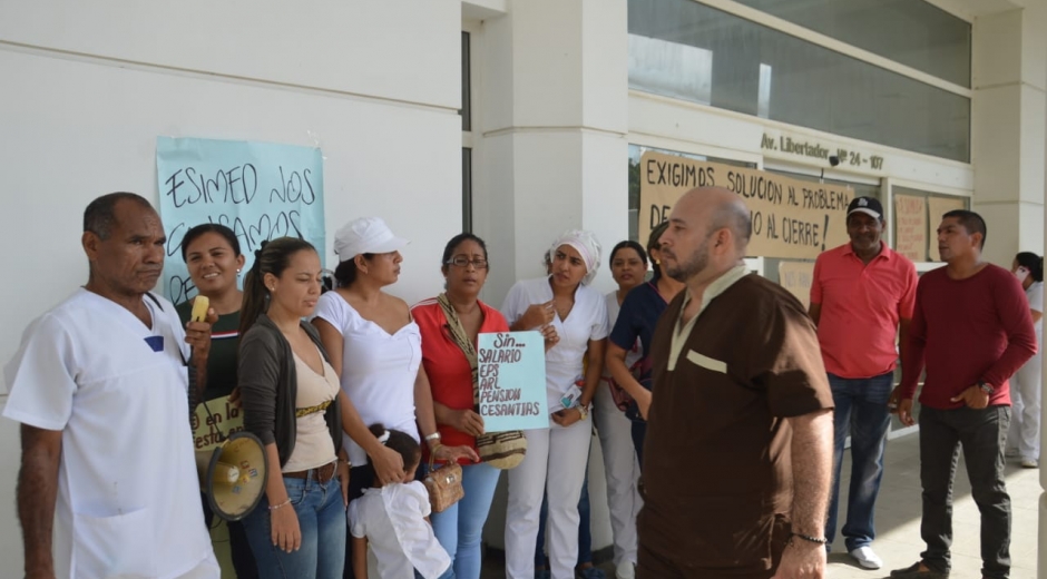 Los trabajadores de Esimed realizan un plantón en las afueras de la clínica.