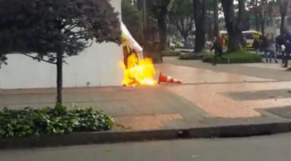 Bomba incendiaria lesionó a policía en Bogotá.