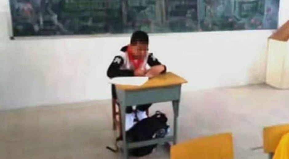 Zhou Xiaozhou, de 13 años, fue aislado de sus compañeros, por decisión de su profesor.