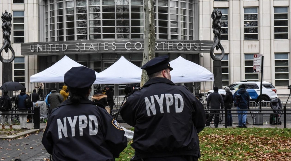  Policías vigilan afuera de la Corte Federal de Distrito en Brooklyn.