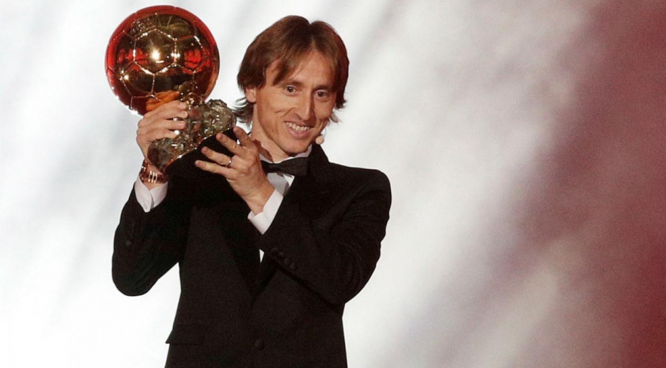  Luka Modric, jugador del Real Madrid, sostiene el balón de oro.