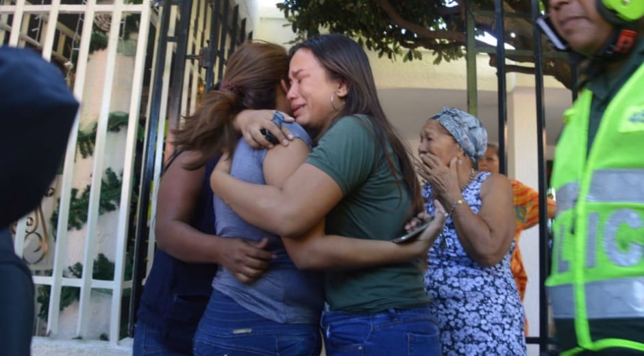 Óscar Mejía - Seguimiento.co Familiares de las mujeres afectadas por la conflagración.