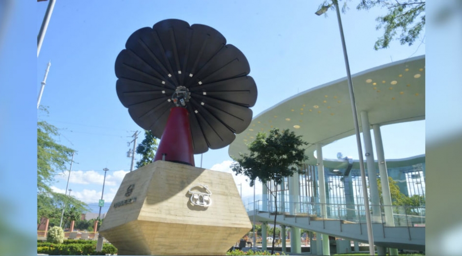 Flor inteligente con paneles solares