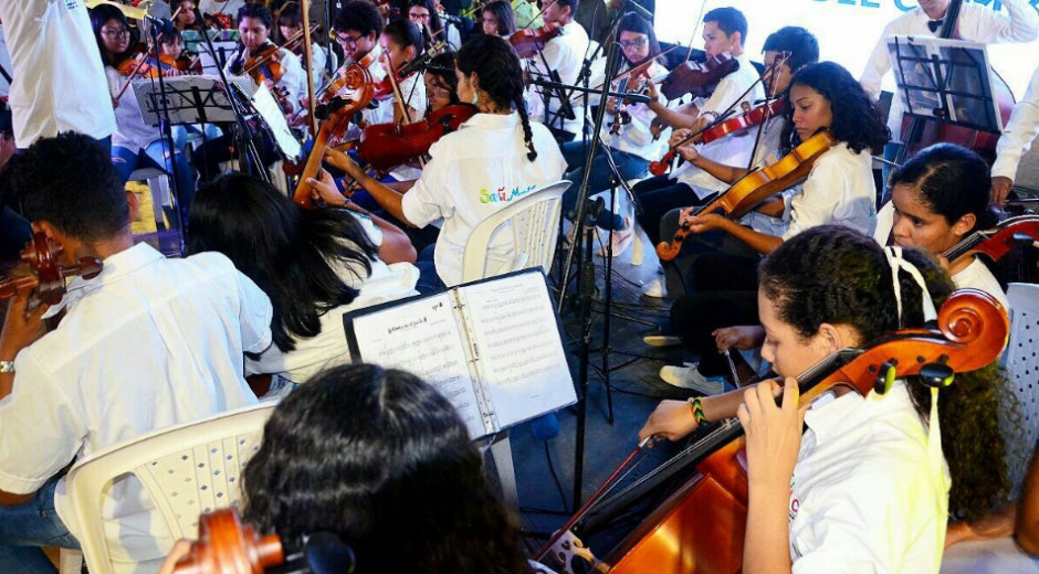 Sinfónica Distrital de la Efac en la inauguración de la calle 13