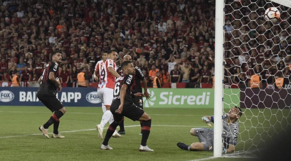 Cabezazo de Teófilo Gutiérrez para empatar el partido.