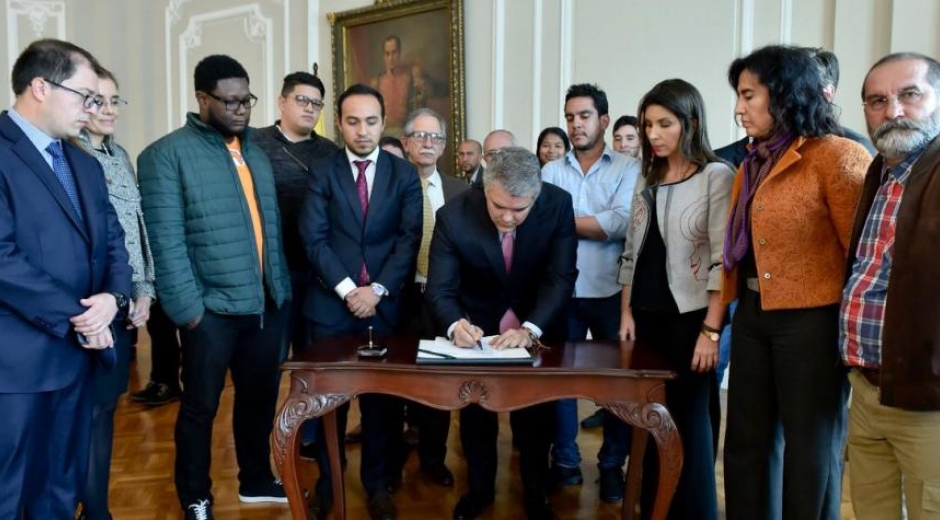 Iván Duque firmó acuerdo con los representantes de los estudiantes de universidades públicas.