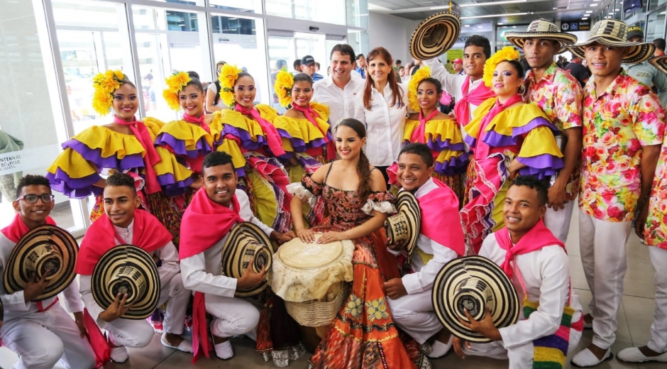 Con cultura tradicional de la región recibieron a los pasajeros de un vuelo histórico. 