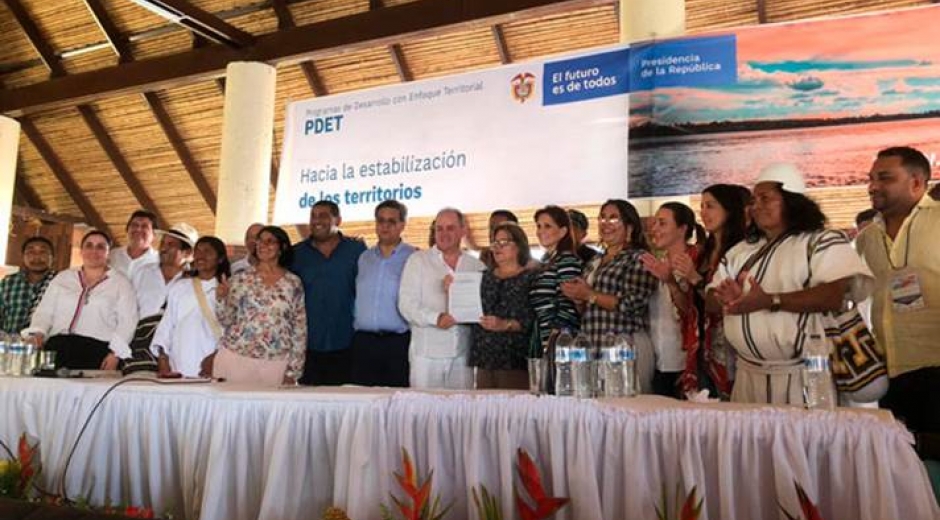El acto de firma contó con la presencia de la Ministra de Justicia, Gloria María Borrego, quien se sumó como testigo de este proceso de concertación.