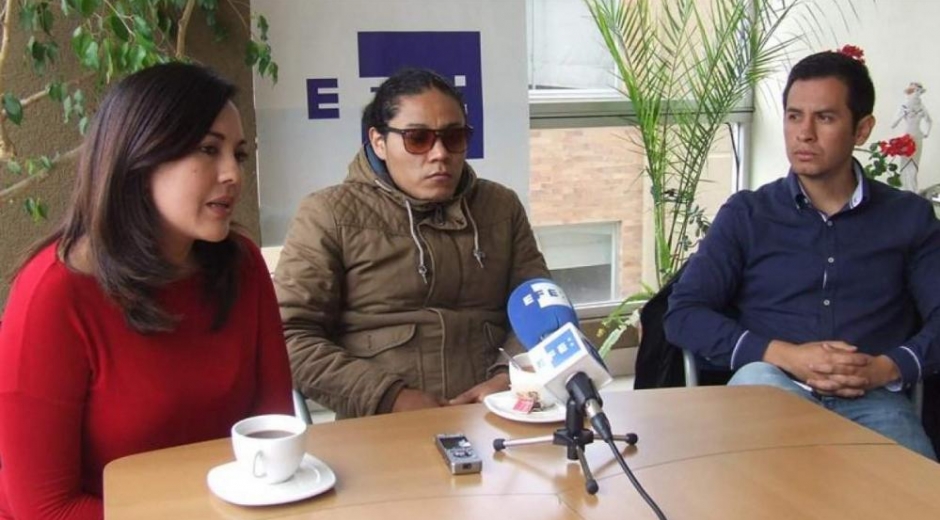 Yadira Aguagallo (i), pareja del fotoperiodista Paúl Rivas; Alejandro Ortega (c), hermano del periodista, Javier Ortega; y Cristian Segarra (d), hijo del conductor Efraín Segarra.