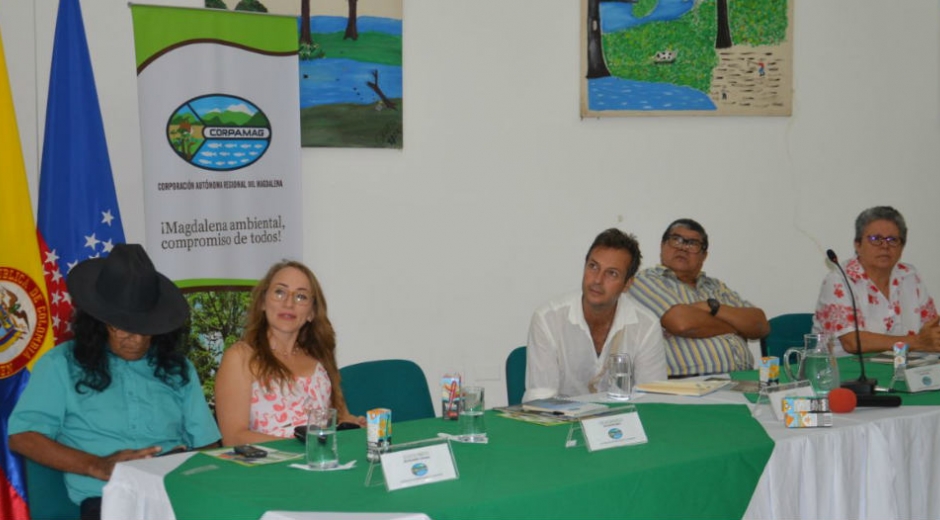 Panelistas del conversatorio "Humedales para un futuro urbano sostenible".