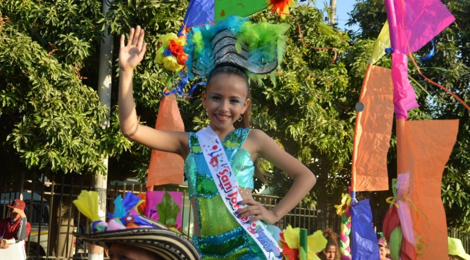 Las reinas de los diferentes sectores hicieron parte del colorido desfile.