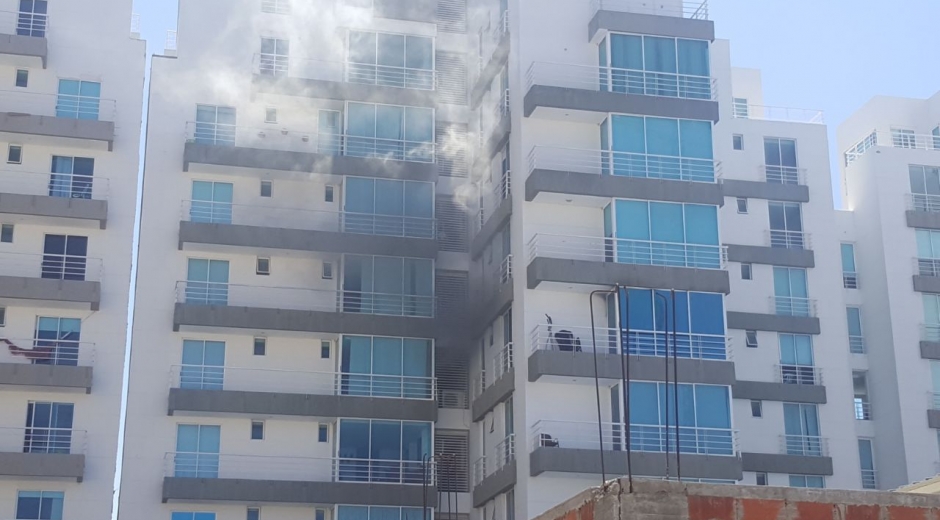 Cortesía. Incendio en un apartamento del edificio Torres del Mayor.
