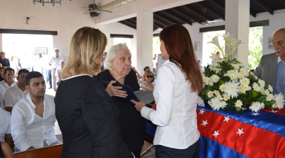 La gobernadora Rosa Cotes entregó el homenaje a Sofía Díaz Granados, viuda de Saade.