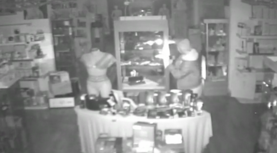  Momento en el que el asaltante se lleva los juguetes eróticos.
