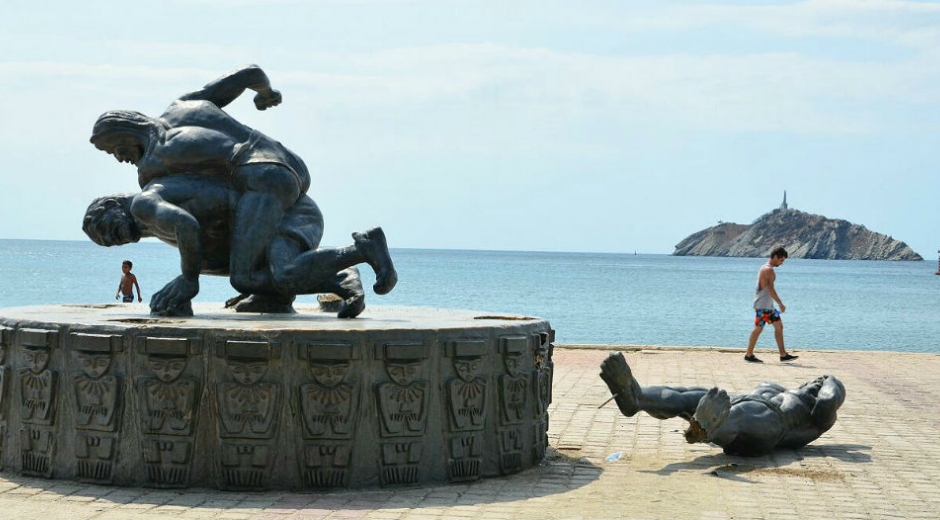 Escultura Tayrona se fue al suelo en el camellón de la Bahía, debido a los fuertes vientos.