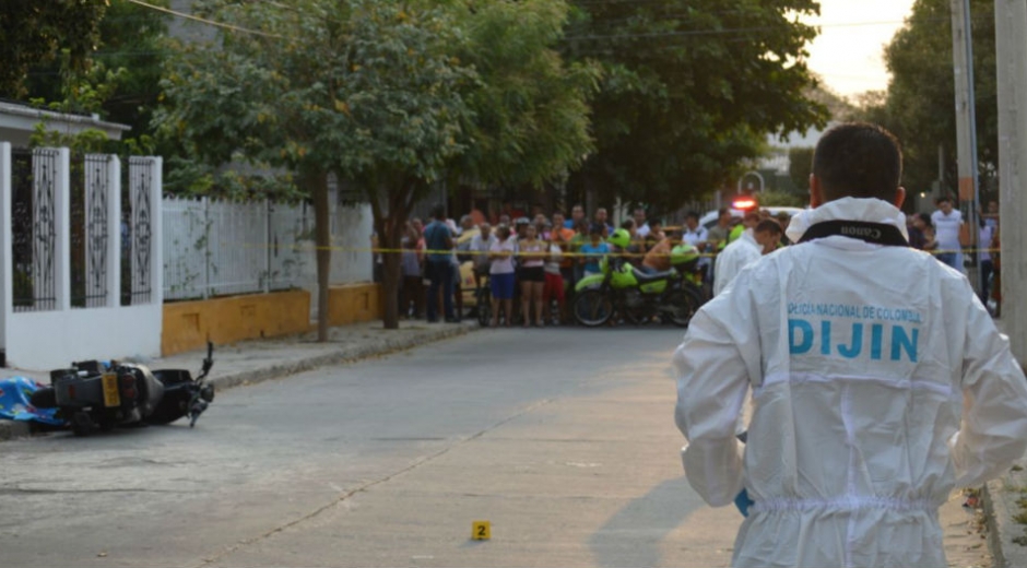 El cuerpo del hombre quedó tendido en el andén de una casa.