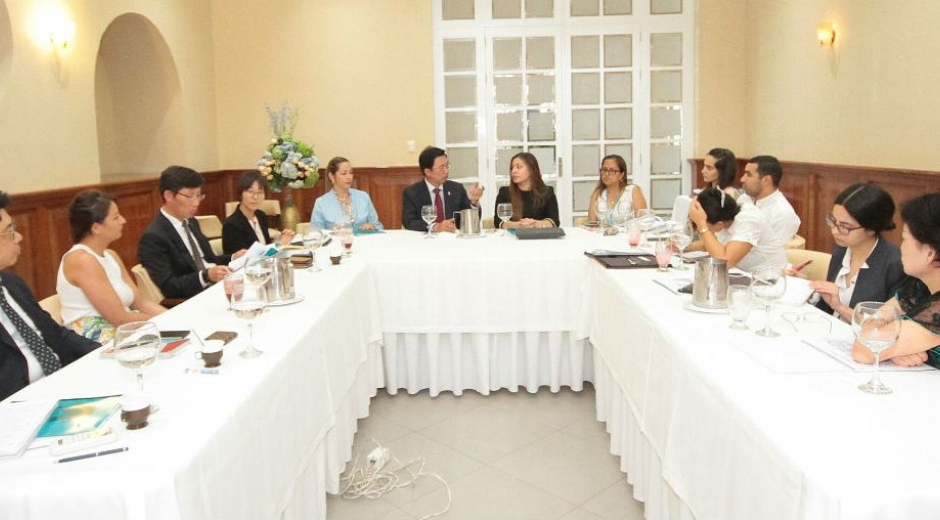 Encuentro entre secretarios del Distrito y la misión encabezada por el Embajador Kim Doo Sik.