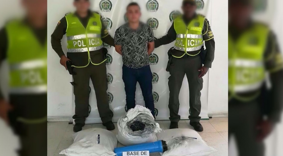 El capturado es un hombre, de 22 años de edad, quien, junto con los 100 kilogramos de base de coca, fue dejado a disposición de la Fiscalía.