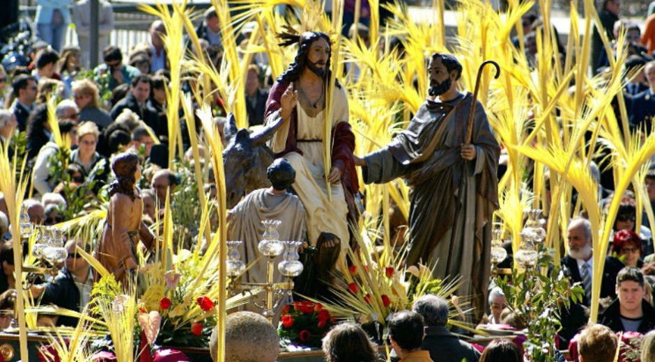 Miles de laicos celebran la llegada de Jesucristo con Palmas de cera.