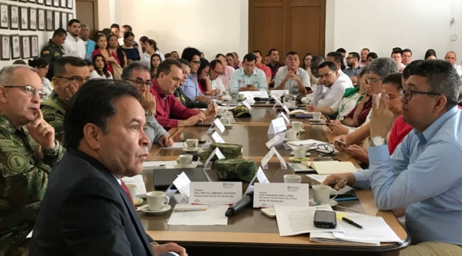  El Gobernador de NorteWilliam Villamizar Laguado y las autoridades departamentales, entre ellas el Ejército, Policía, alcaldes y representantes de las víctimas. 